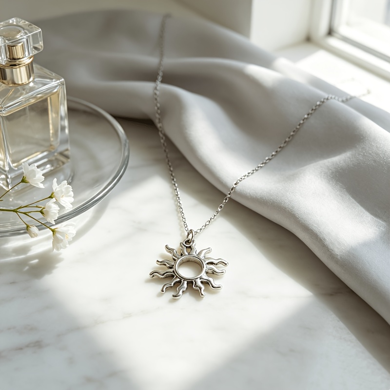 Vintage Sun Pendant Necklace for Unisex, Daily Wear